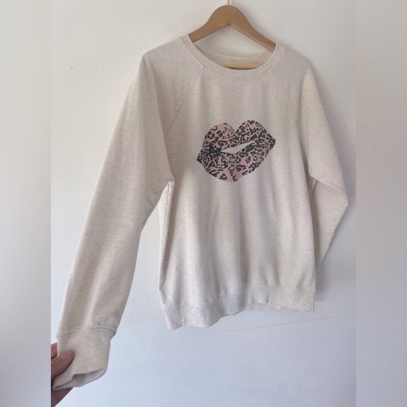Wildfox Leopard Print Lips Graphic Cream Oversized Crewneck Pullover Sweatshirt - Picture 5 of 10